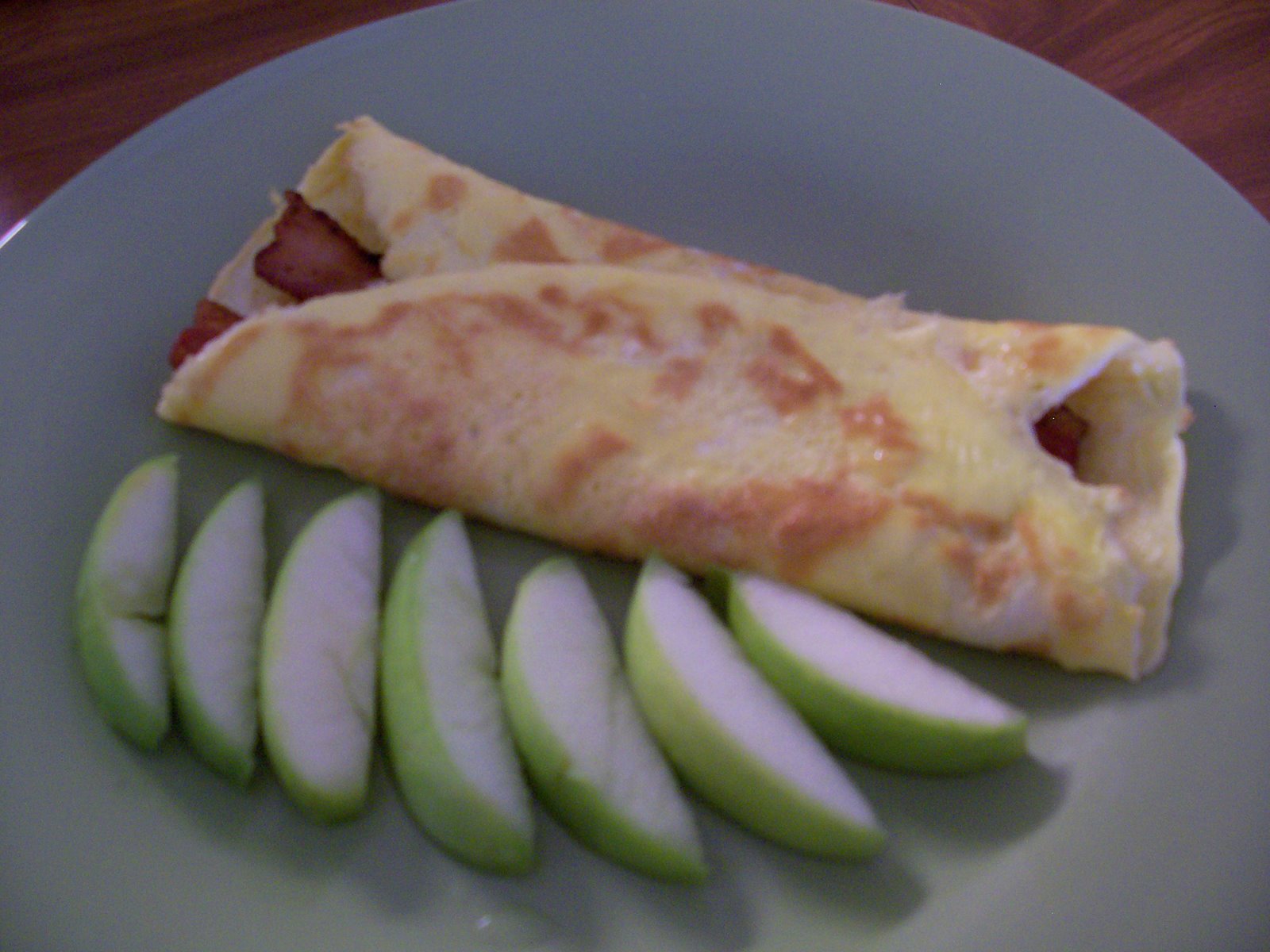 SUNDAY BREAKFAST TORTILLA DE HUEVO RELLENA DE TIRAS DE TOCINO Y