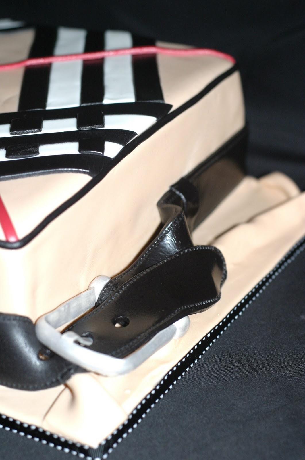 Pink Little Cake: Burberry Inspired Cake