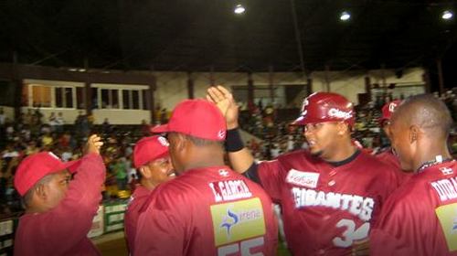 [gigantes-sobre-leones.jpg]