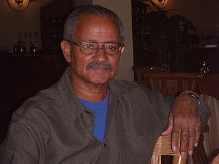 Periodista denuncia que taller de ebanistería vuelve a pintar en la calle, pese a la prohibición de Medio Ambiente