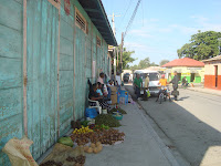 VENDEDORES AMBULANTES  IMPROVISAN  MERCADO EN CABRAL