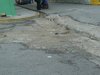 Reclaman Ayuntamiento Barahona arreglar badén calles 30 de Mayo con Uruguay