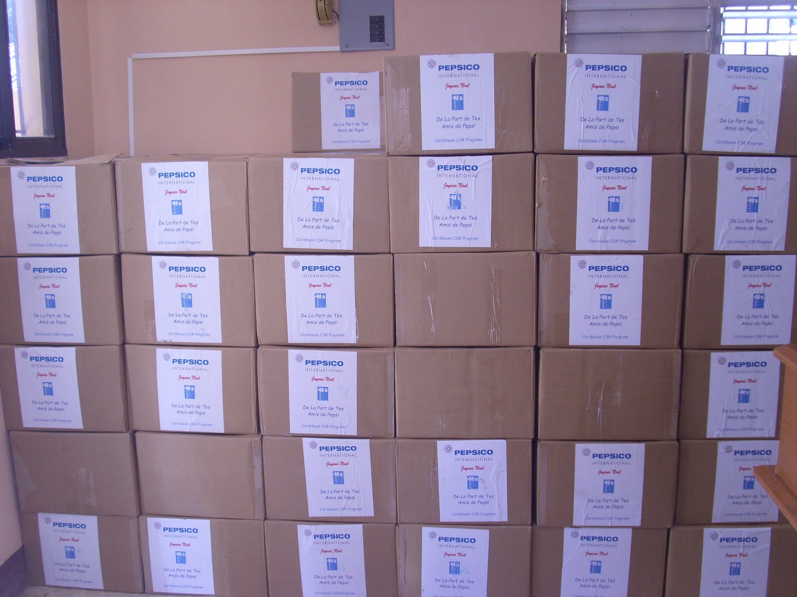 [5050_CAJAS_DONADAS_POR_LA_PEPSICOLA.JPG]