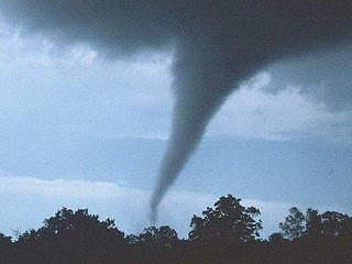 Angin Tornado ialah suatu angin pusaran besar lengan berkuasa skala menengah dari kumpulan arus besar lengan berkuasa awan  5 Kekuatan alam paling ekstrim