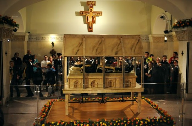Corpo do Padre Pio no relicário de cristal