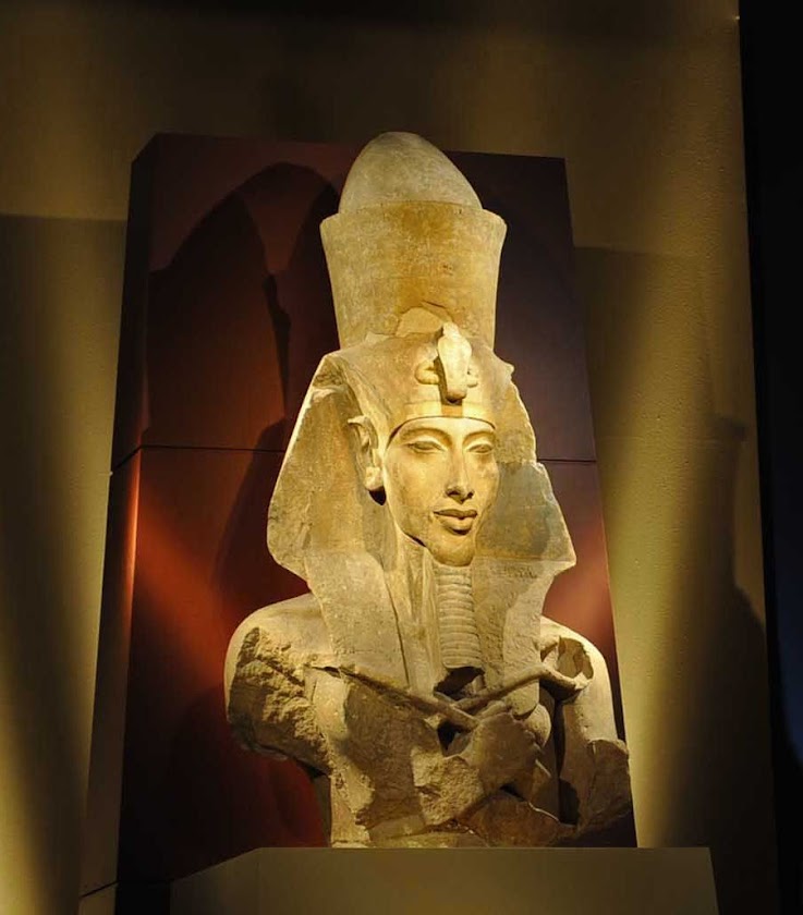 Busto do faraó Amenhotep IV (do Museu Egípcio, Cairo, exposto em Viena)