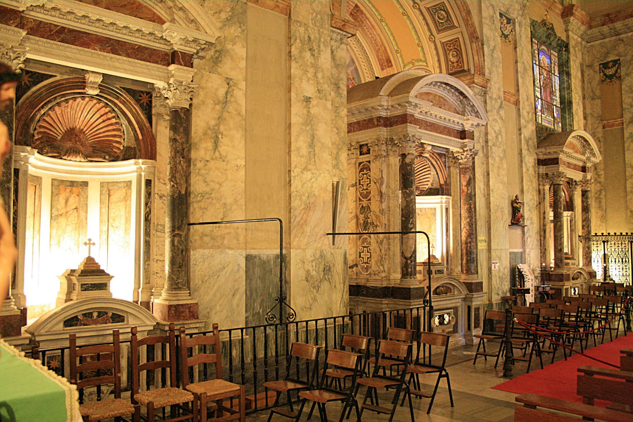 Abbazia+delle+Tre+Fontane,+os+tres+altares+sobre+as+tres+fontes.jpg (image)