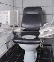 http://4.bp.blogspot.com/_L0BwBQU_SVc/RpBsh5aChNI/AAAAAAAAALg/MIchfr0G_O8/s400/wired-toilet.jpg