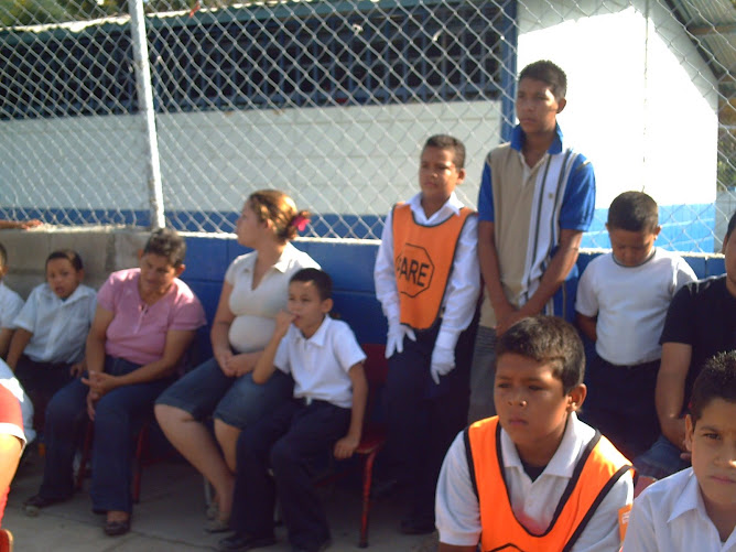 Yorman Rojas y Yoneiker Oca durante la misa de campaña en la escuela