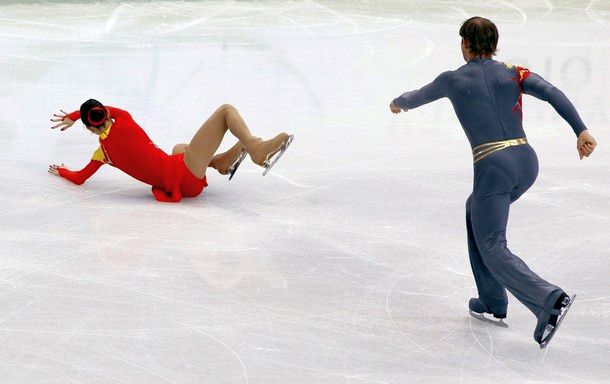 [Vancouver+Olympics15Feb10+RUS+Vera+Bazarova+falls+Yuri+Larinov+pairs+figure+skating+long+program-by+Reuters.jpg]