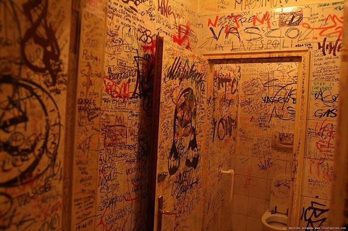 51 Creative Bathroom Wall Graffiti Designs | Curious, Funny Photos ...
