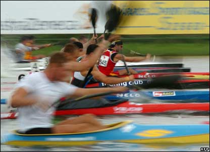 [_41986598_afp_canoes_416.jpg]