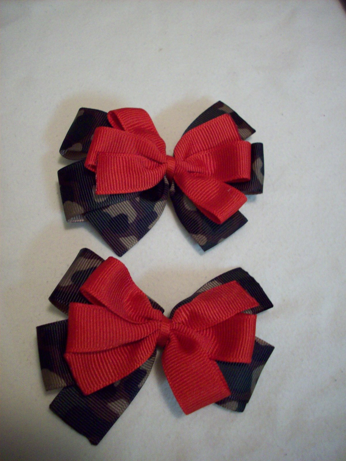 OOHLALA A CHILDRENS BOUTIQUE Hair bows on alligator clips