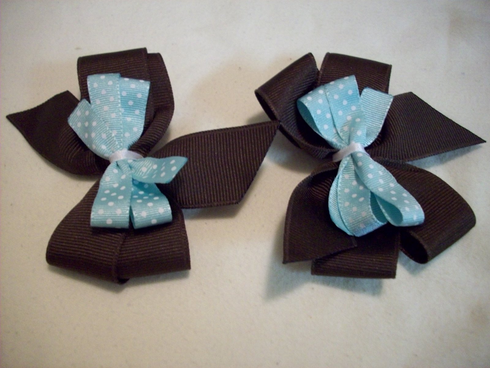 OOHLALA A CHILDRENS BOUTIQUE Hair bows on alligator clips