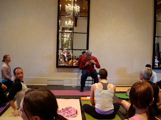 Dharma Mittra addressing room fool of yogis