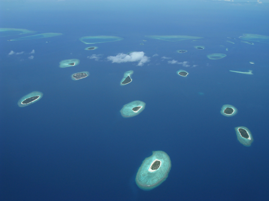 Круг архипелаг. Планктон в индийском океане. Светящиеся круги в океане. Круги в индийском океане. Океан в круге.