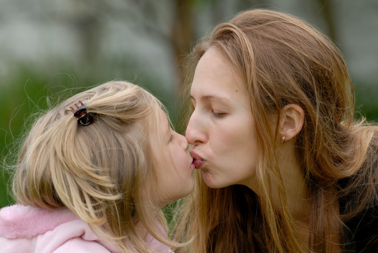 Lesbian little girl. Мама с дочкой поцелуй. Мама целует дочь. Лесбийский поцелуй детский. Мама целует в губы.