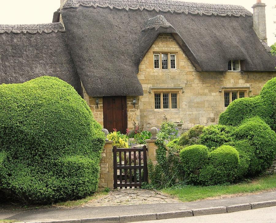 Content in a Cottage Cottage In The Cotswolds [Thatched Roof Beauty]