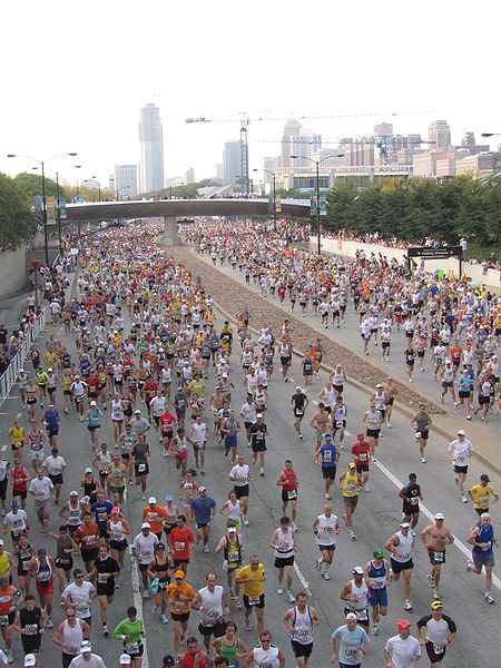 [450px-2007_Chicago_Marathon_Masses.JPG]