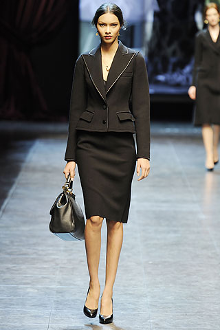 [Dolce+and+Gabbana+Fall+2010+black+skirt+suit.jpg]
