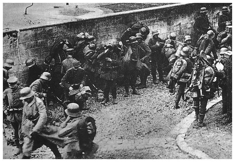 HISTORY IN IMAGES: Pictures Of War, History , WW2: Stahlhelm: Chaos in