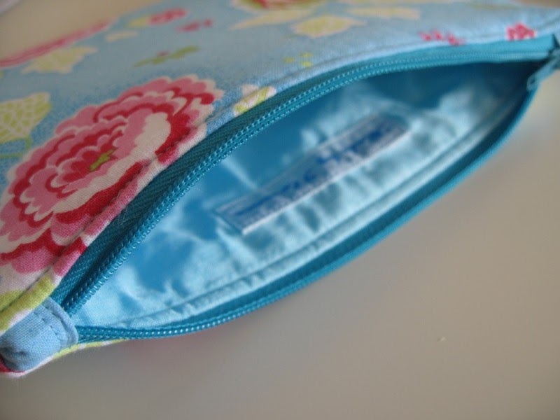 Judy Creates: Lined Zippered Pouch/Makeup Bag Tutorial from Flossie Teacakes