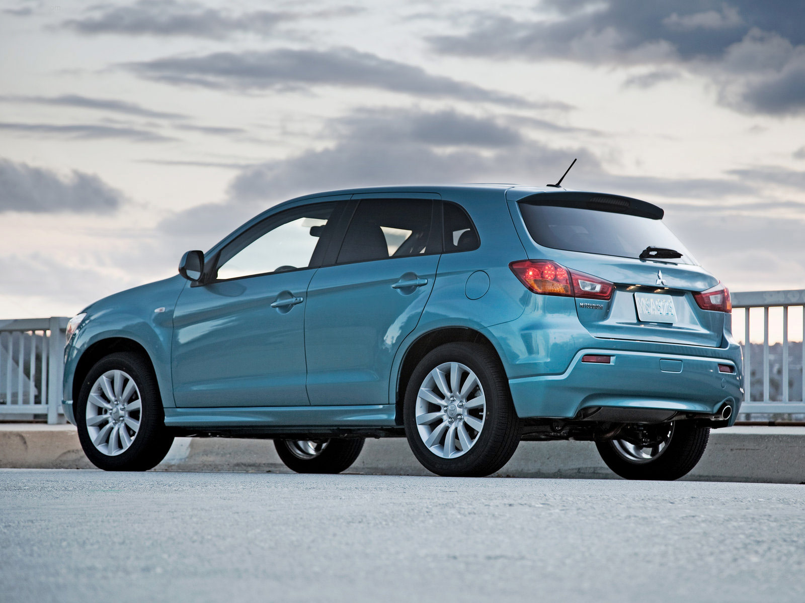2011 MITSUBISHI CUV japanese car photos | Accident lawyers