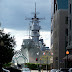 USS Wisconsin aparcado al lado de una calle