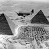 Avión de Transporte vuela sobre las Pirámides durante la Segunda Guerra Mundial, 1943