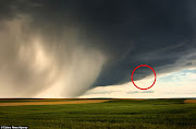 Amazing image of passenger plane escaping clutches of a monster storm (plane escapes monster cloud in montana)