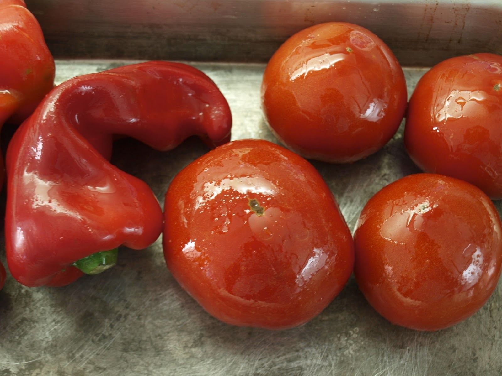 Перец запеченный с брынзой. Печеные помидоры на солнце. Печеный томат с надуги. Томаты с Печёным перцем и страчетеллой.