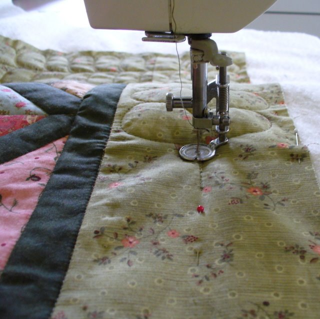 [Criss+Cross+feather+quilting+close+up.jpg]