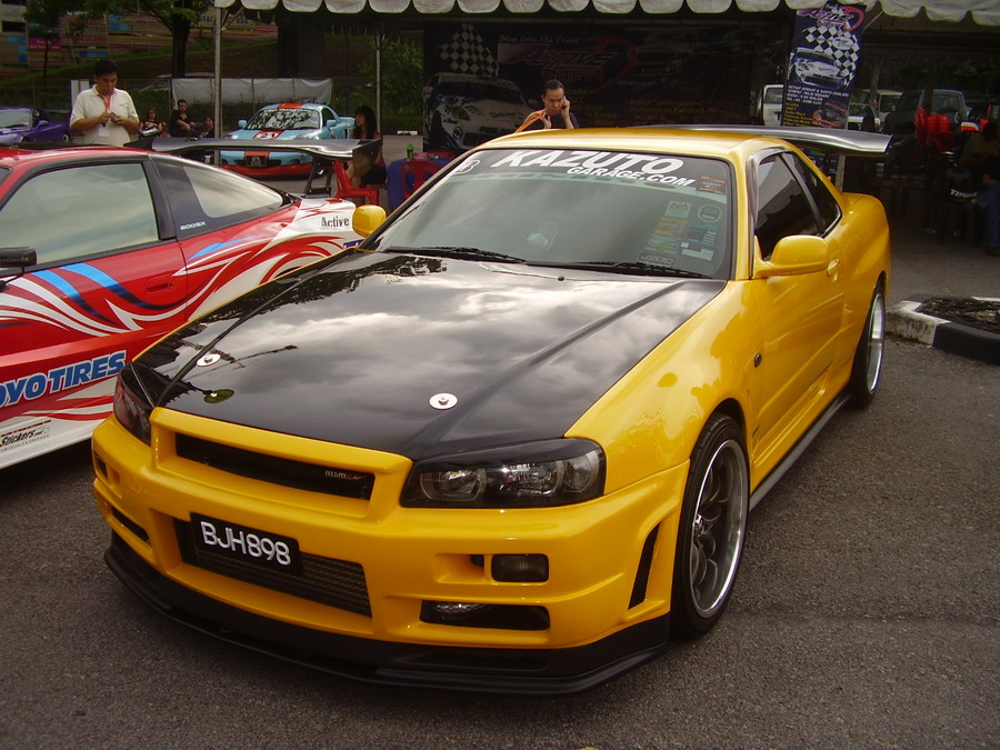 Nissan GTR r34 Р¶С‘Р»С‚С‹Р№