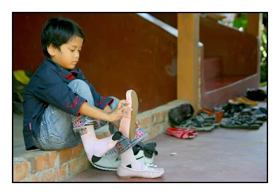 Latifah wearing the shoes at Rumah Mak Tok