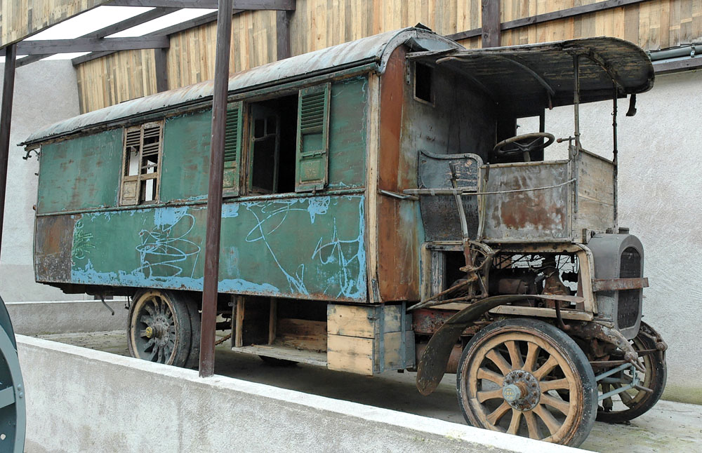 La Ca Nha de Dien Cai Dau Musée Maurice Dufresne camions