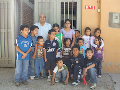Los niños junto al Pastor
