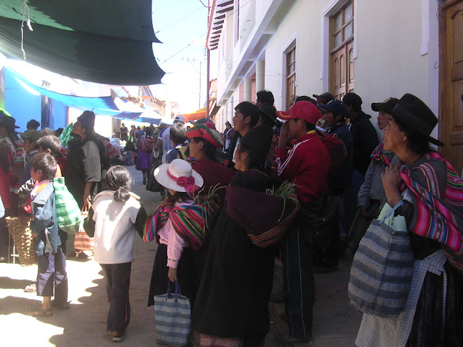Les Boliviens regardent la télé (village Tarabuco)