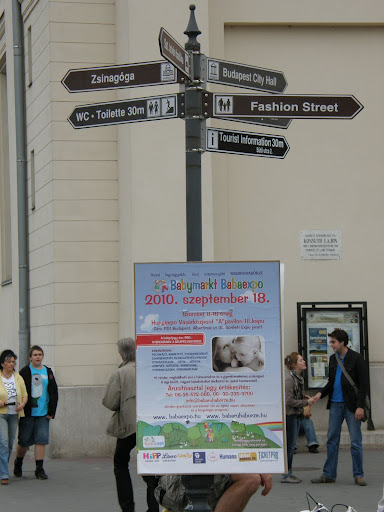 Babymarkt, Babyexpo, illegális, illegális, plakátok, Budapest, Magyarország, Deák Ferenc tér