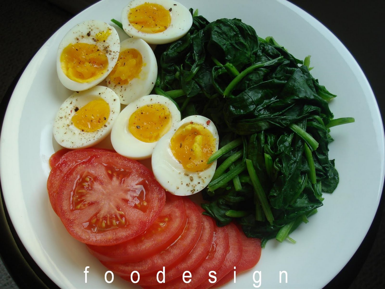 foodesign egg, spinach & tomato salad