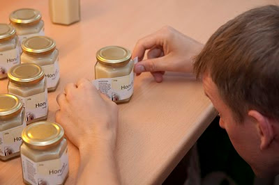 bisyssla: Etikettering av honungsburkar