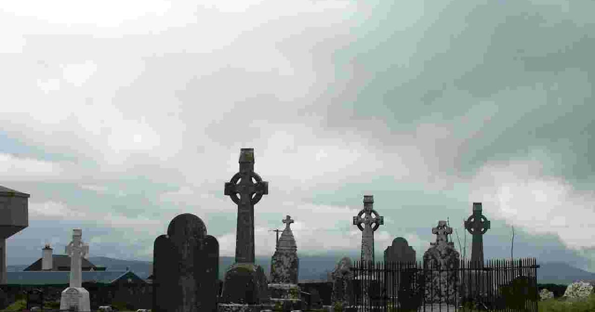 EL ÁTICO DEL PÁNICO Tres niños en una tumba