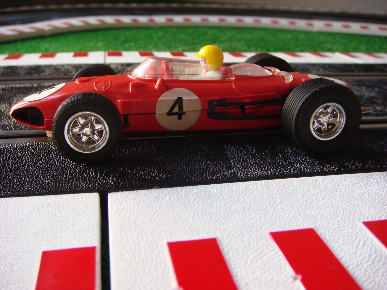 [Ferrari+156+V6+rojo+SCX+03.JPG]
