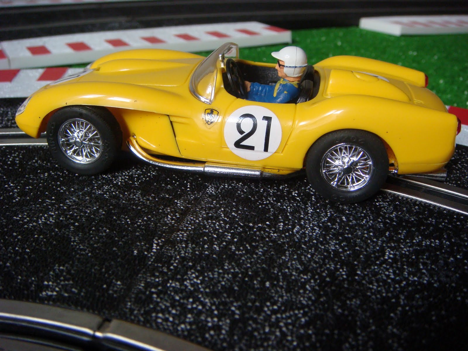 [Ferrari+250+TR++amarillo+Ninco+06.JPG]