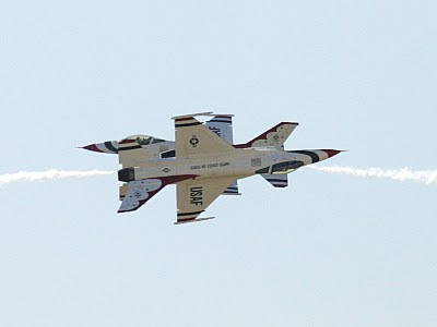 United States Air Force Thunderbirds - Head-to-head Crossing - USAF News Release