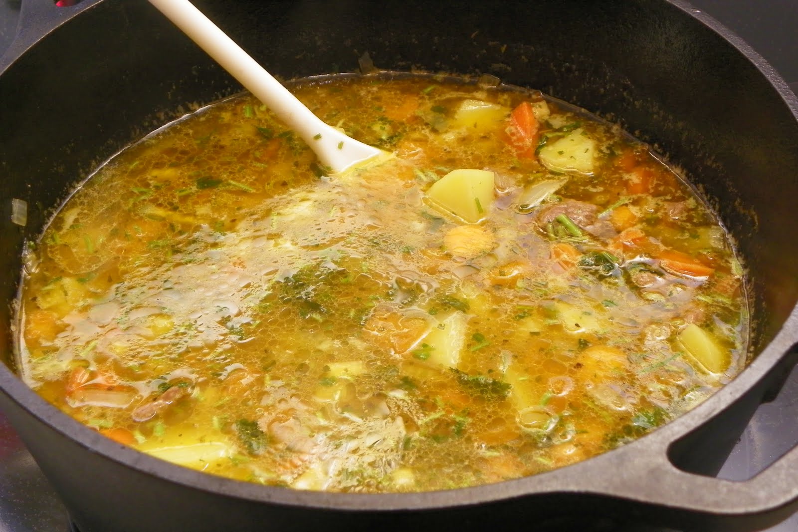 Суп со свининой простой рецепт. Суп со свининой и картошкой. Картофельный суп со свининой. Картофельный суп с мясом свинины. Суп из свинины с картошкой.