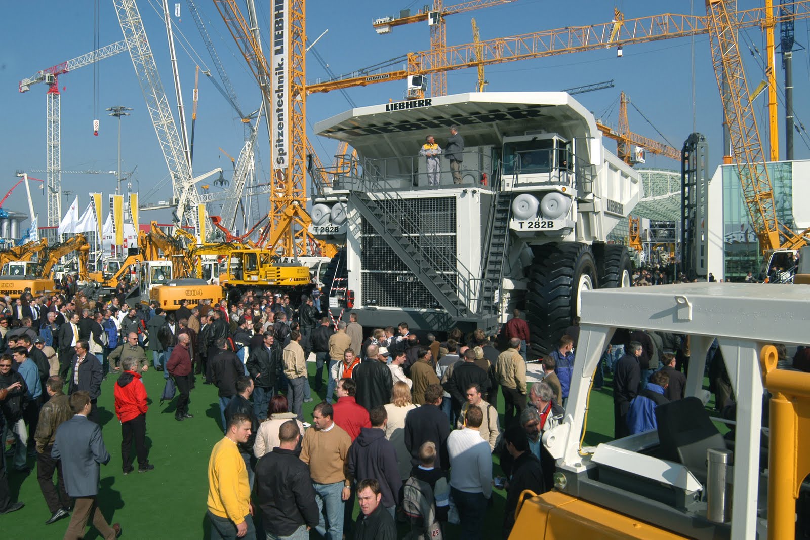 gambar-liebherr-t-282b-lori-terbesar-didunia-berita-harian-online