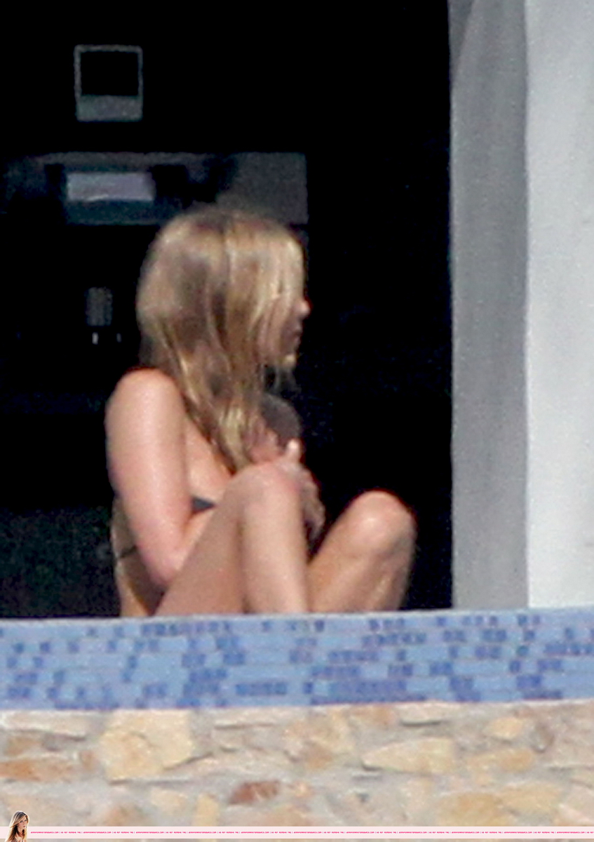 Celebritys Jennifer Aniston In Bikini Sunbathe In Los Cabos