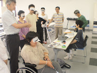 アイマスクをして白杖を使い室内を歩いてみます