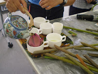 つぼみをカップに置き、花びらの中にお茶を注いだものを飲みます