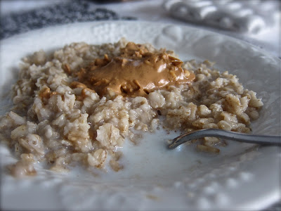 This simple breakfast is not only ideal for keeping you full for a long time, it is delicious and healthy. You'll want to eat it every morning! #easyrecipe #breakfast #oatmeal #slowcooker